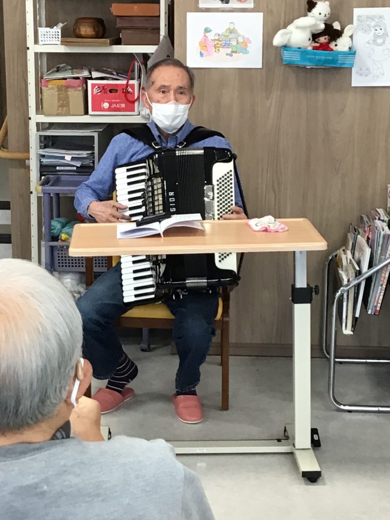 アコーディオンの演奏で歌おう🎤上木戸デイ