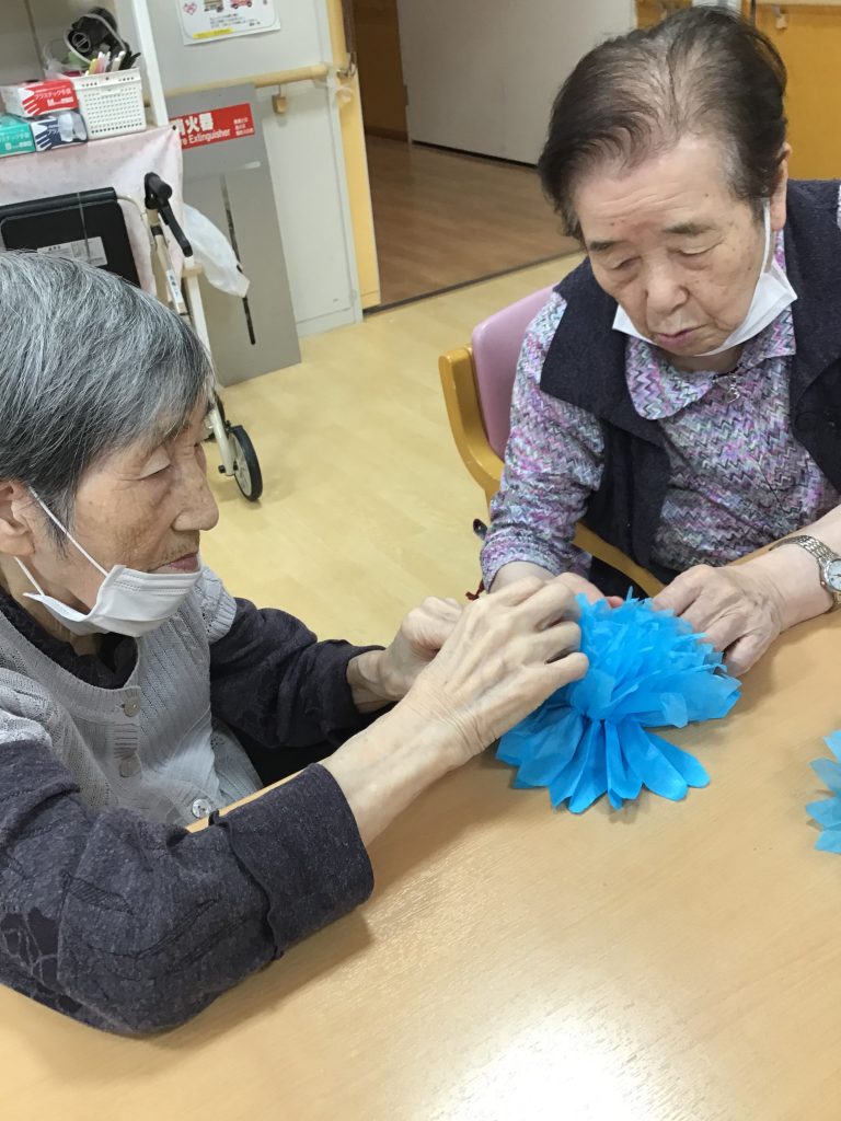 肩寄せ合って