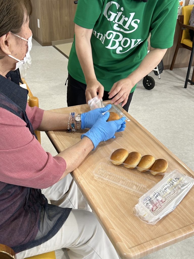 せっせと詰め作業🍞上木戸デイ