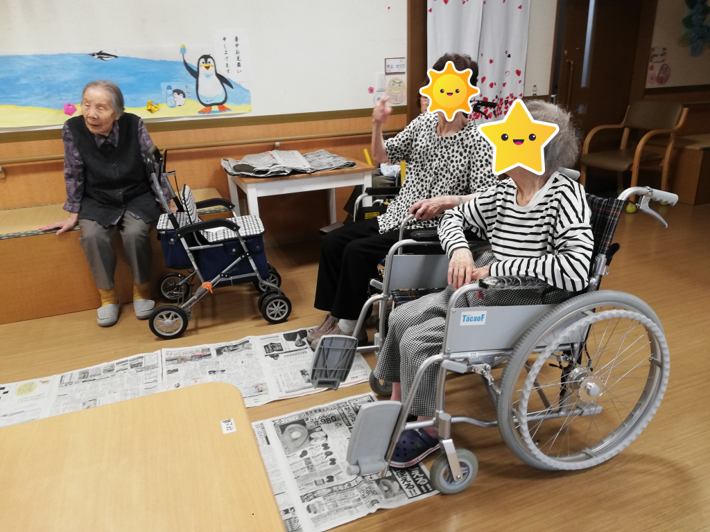 新聞紙レクで大盛り上がり❕