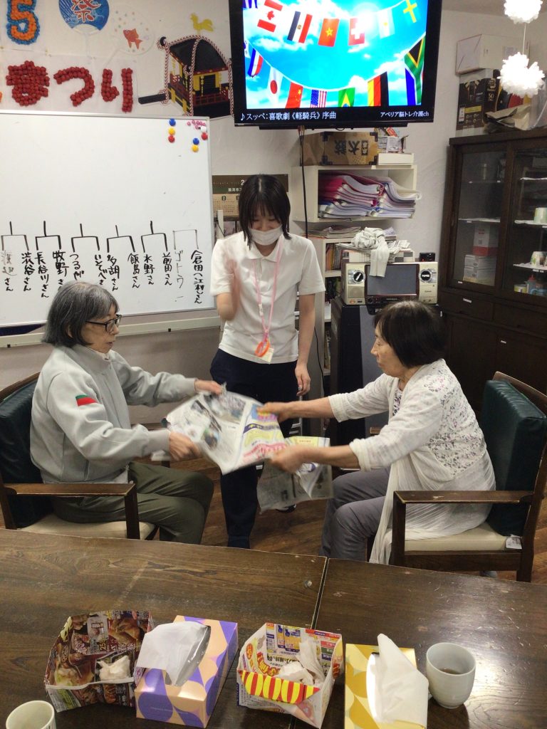 またもや新聞でゲーム✨
