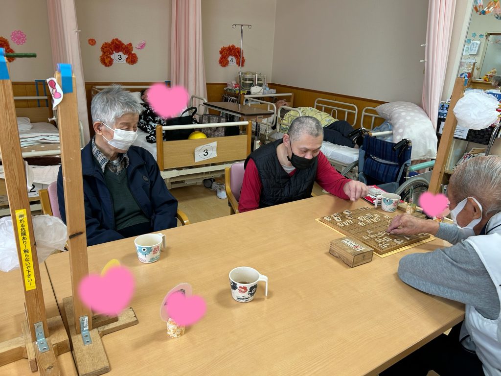 さらにその裏で