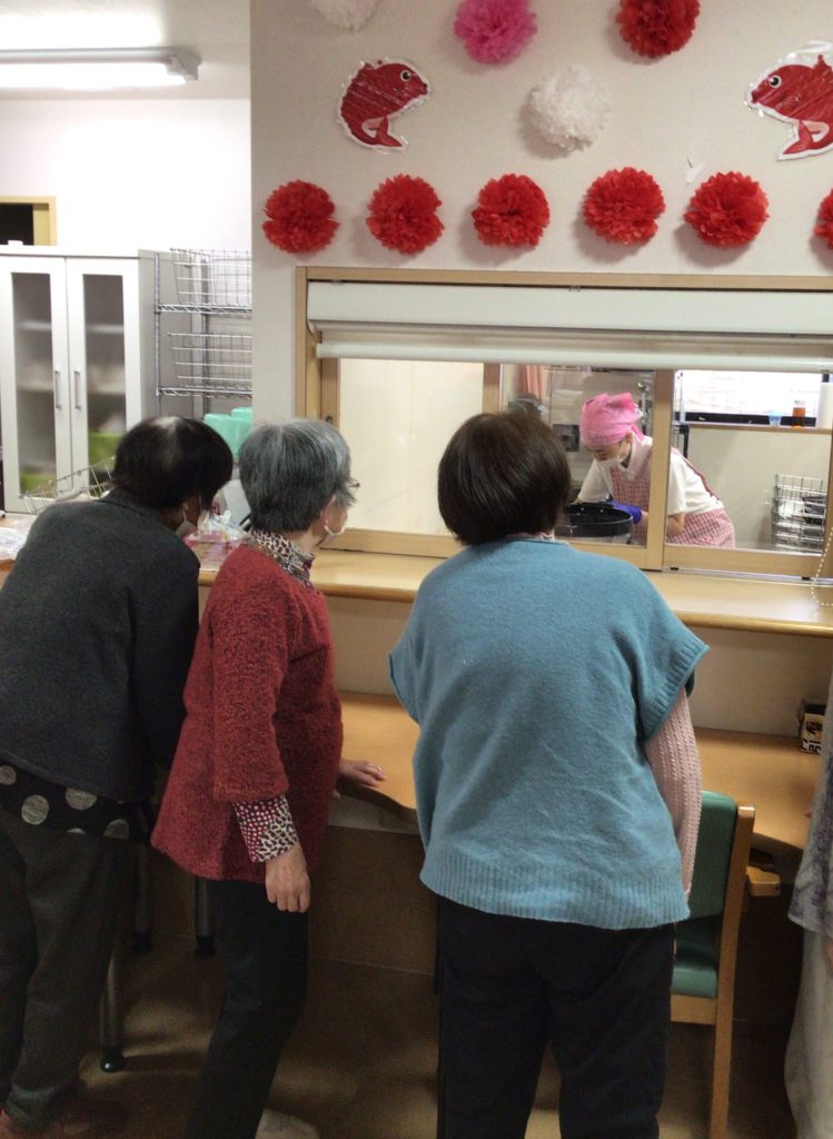 のぞき見している先は…？