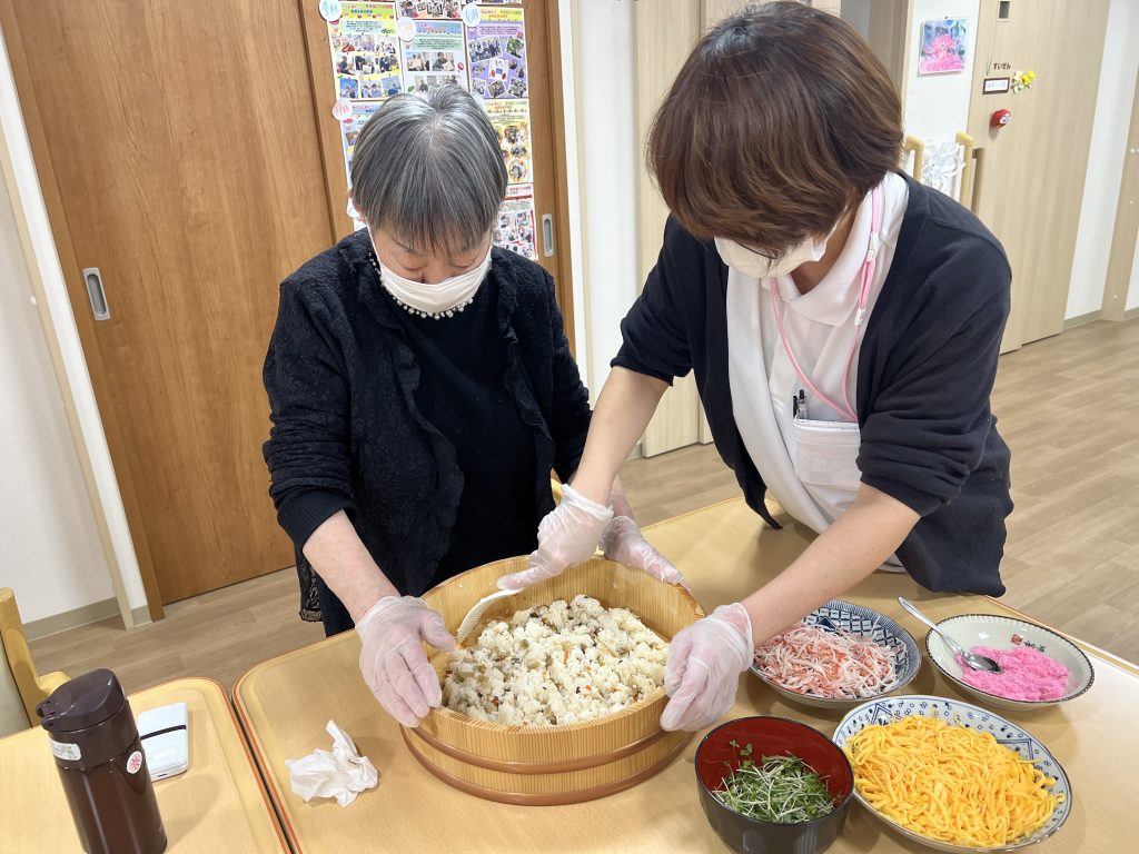 ちらし寿司作成中～！看多機てらお