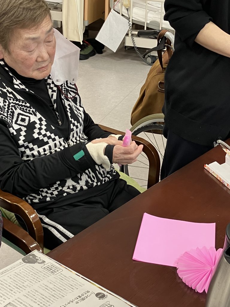 紙を切ったり、折り紙したり。📃上木戸デイ